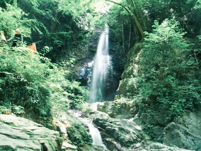 清涼な空気に包まれる払沢の滝