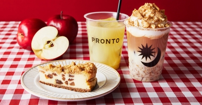 左から「りんごとくるみのメープルチーズケーキ」530円(税込583円)「産地厳選りんごジュース」440円(税込484円)「アップルパイティーラテ」580円(税込638円)