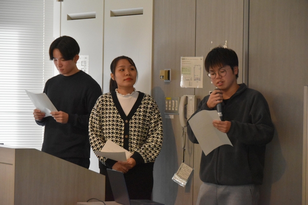 プレゼンする２年生