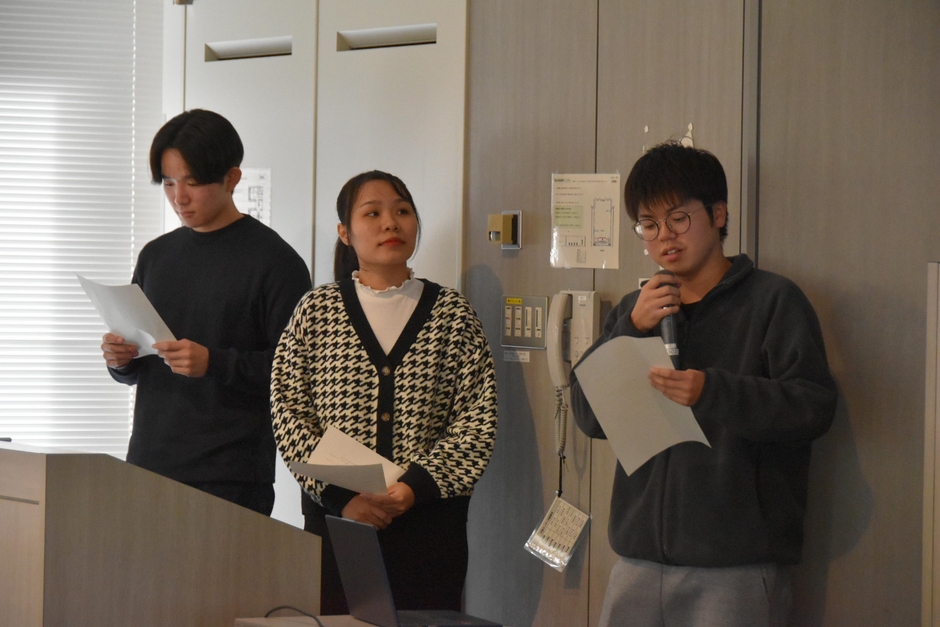 プレゼンする２年生