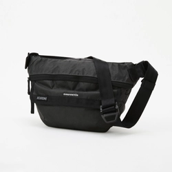 CHROME × meanswhile コラボレーション第二弾
「BOT FLAP SLING 5L UltraWeave」
夜の闇に溶け込むステルスなスリングバッグが登場