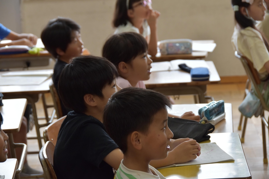 楽しそうに動画を見つめる児童たち