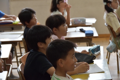 楽しそうに動画を見つめる児童たち