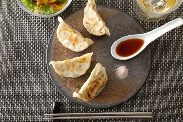 内閣総理大臣賞を獲得した「牡蠣を丸々包んだ贅沢餃子」を 提供するアンバサダー企画を実施！ 「冷凍餃子のイメージを覆される美味しさ」などお褒めの声続出中！