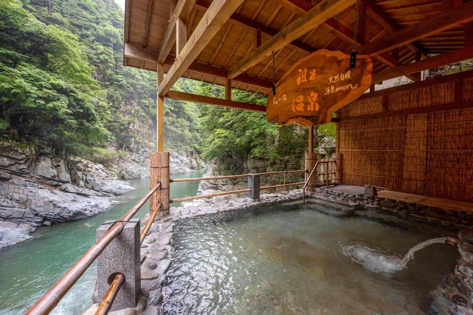 源泉掛け流し露天風呂「せせらぎの湯」