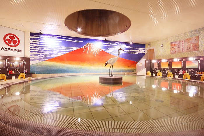 壁面の赤富士や浴槽中央の鶴のオブジェが昭和レトロを感じさせる「大江戸赤富士の湯」。