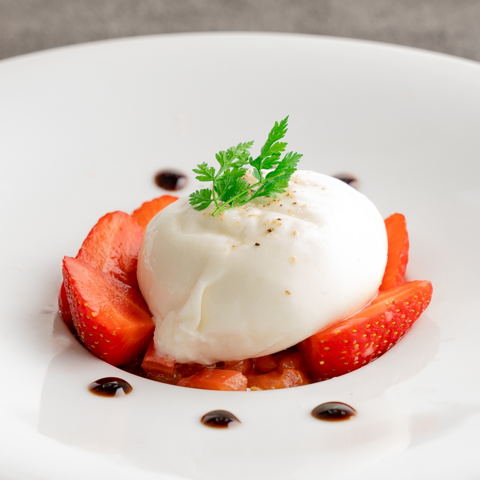 イチゴとトマトのとろけるブラーターチーズ(1,628円)