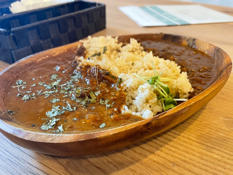 ゴロゴロホールスパイスのきいた牛すじカレー　