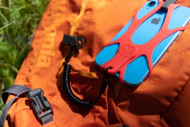 もうスマホを落としても大丈夫。 ワイヤーストラップ付スマホホルダー「KOALY」　 Makuakeでクラウドファンディングを開始！