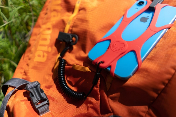 もうスマホを落としても大丈夫。 ワイヤーストラップ付スマホホルダー「KOALY」　 Makuakeでクラウドファンディングを開始！