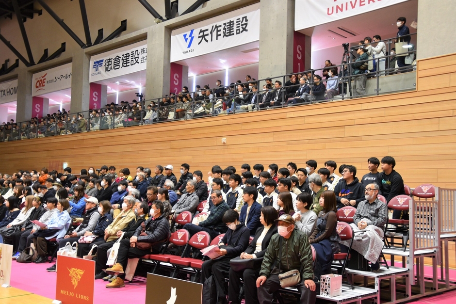 観客席を埋めた来場者