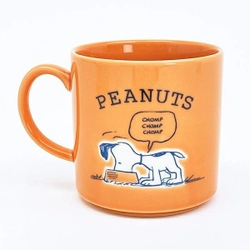 スヌーピーの木箱入りマグカップ。透かし彫りもキュートで冬のギフトにも最適
