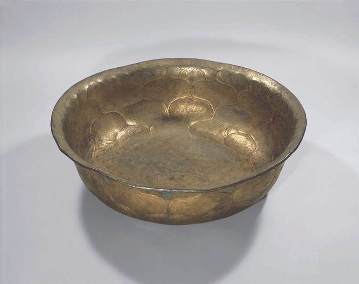 鍍金龍魚文大銀盤(ときんりゅうぎょもんだいぎんばん)