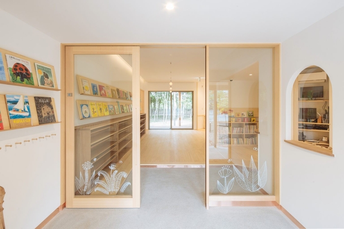 運営する「モリオカえほんの森保育園」の玄関