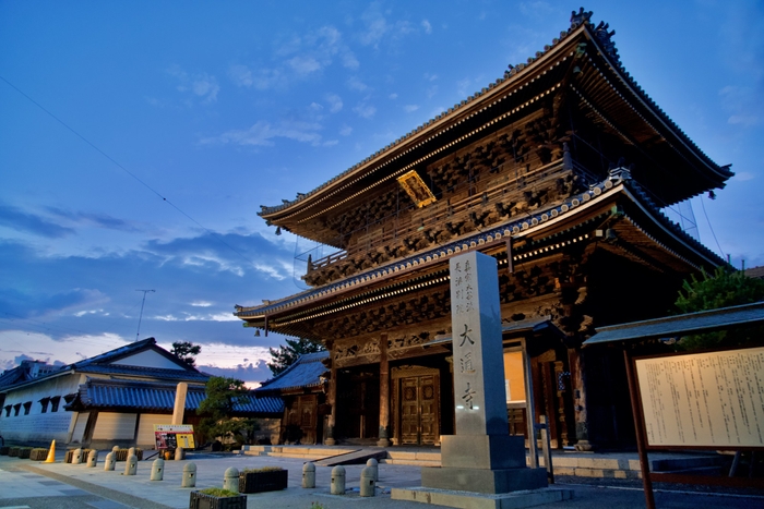 立派な山門が印象的な大通寺