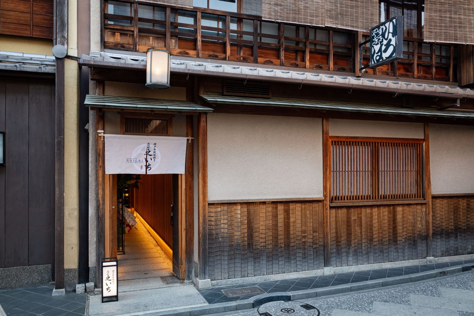 先斗町の街並みと調和する細い間口の奥