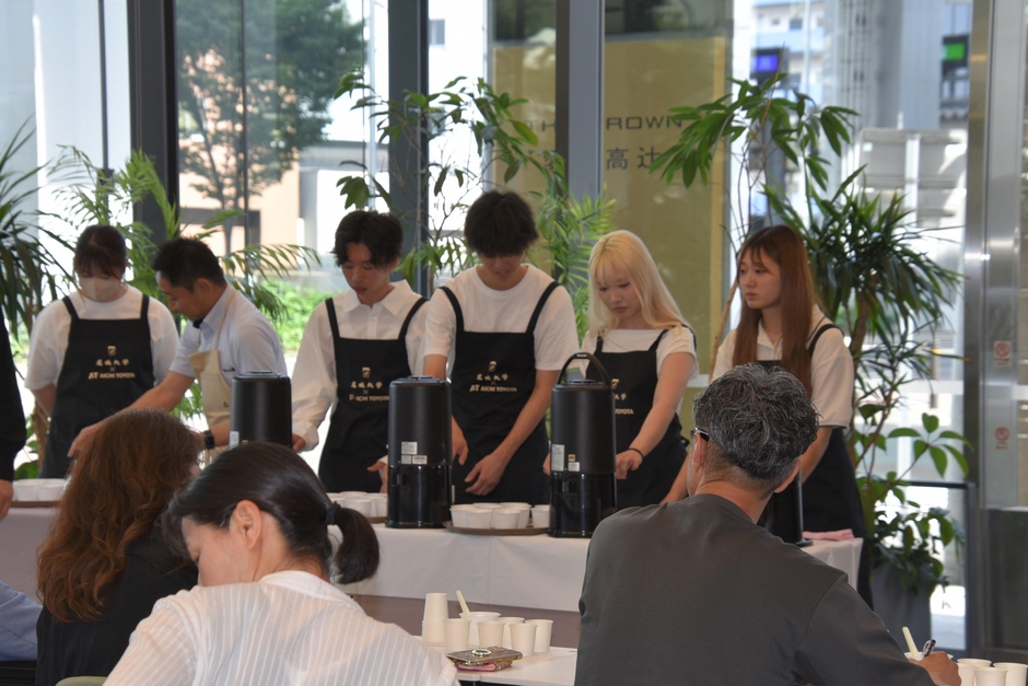 ワークショップの運営を手伝うゼミ生たち