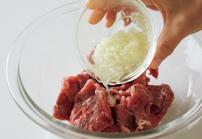 「やせる肉」で注目のラム肉には玉ねぎだれをからめて独特のくせを絶妙にカバー