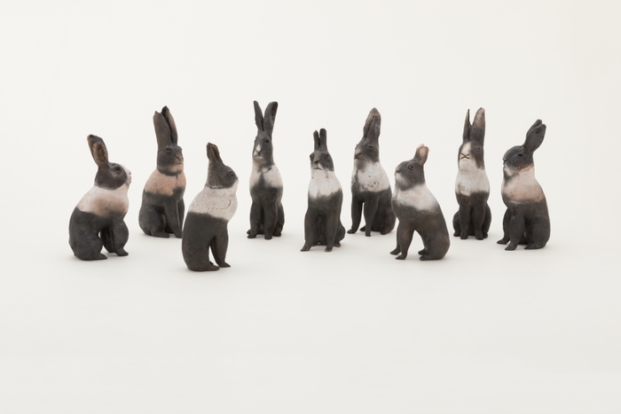 (3) スーザン・ホールズ(イギリス) 「ラビット・ファミリー」 2019-2020年　作家蔵