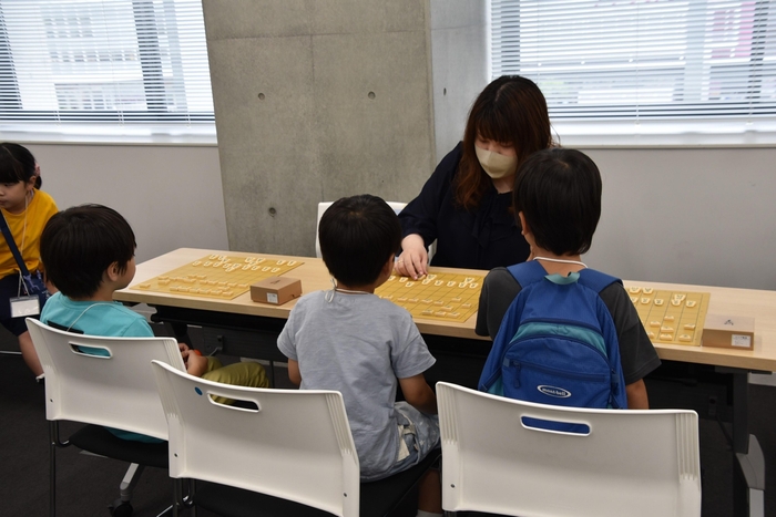 指導対局を行う中澤女流二段