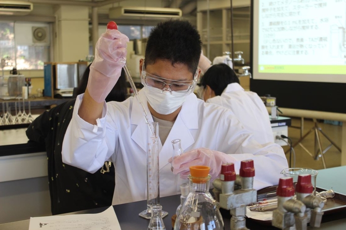 化学実験教室のさまざまな表情を追いました(計4枚)