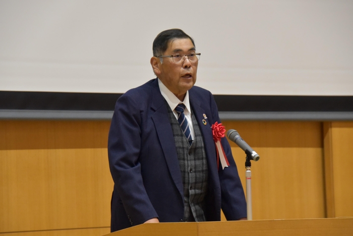 祝辞を述べる小原学長