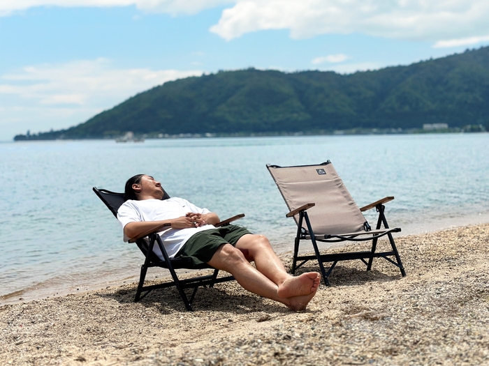 海辺でくつろぐ