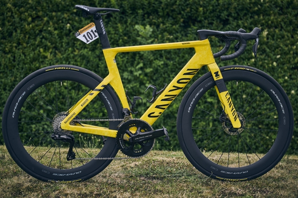 MyCanyonの「カリーナ」アートワークをベースにした特注仕様、第1ステージを制してマイヨジョーヌを獲得したヤスペル・フィリプセンのエアロードCFR。