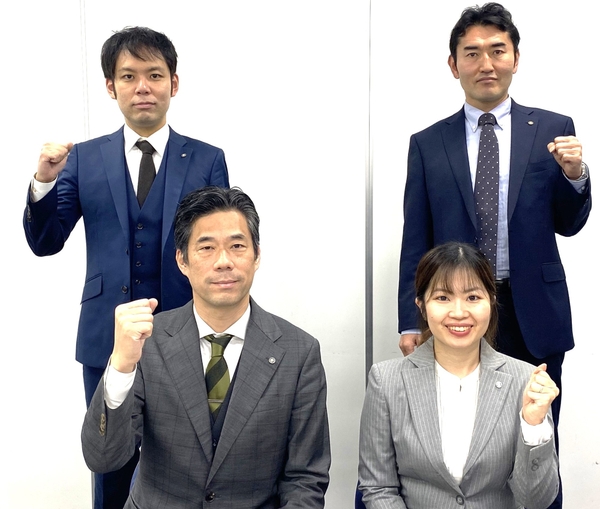 大学受験科事業部長　岡田先生(前列左)