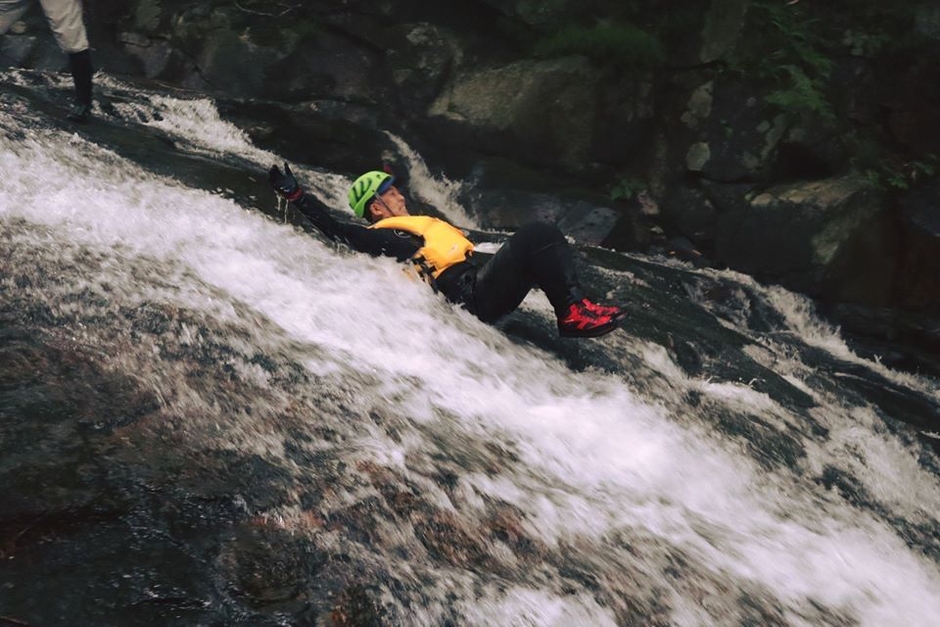 天然のウォータースライダーで