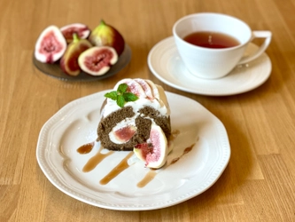 紅茶専門店amsu tea houseが秋の限定メニュー 「いちじくとほうじ茶のロールケーキ」を 10月8日からスタートします。