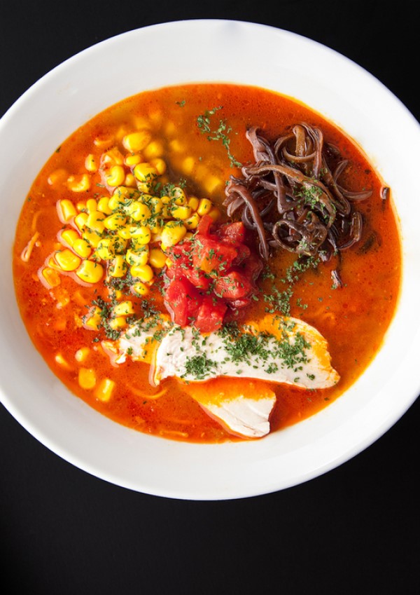 栄駅から徒歩3分『八の角とまとらーめん 錦本店』は食べながらキレイになれる!?とテレビでも評判!情報を駅近ドットコムで公開