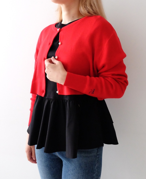 トレコード2021年秋冬の新作、パールボタンのカーディガン（写真はショート丈）