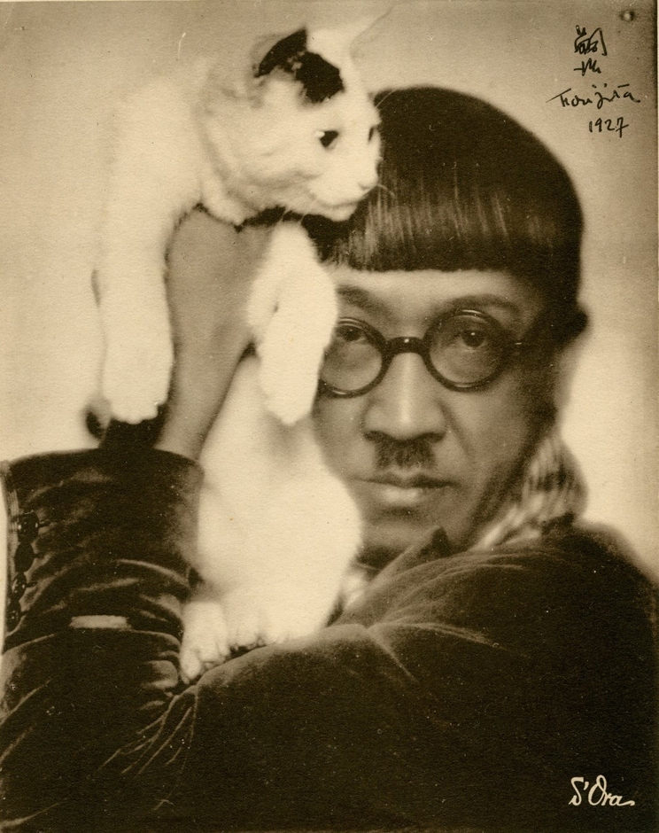 ドラ・カルムス(マダム・ドラ)《猫を肩にのせる藤田嗣治》1927年　東京藝術大学所蔵