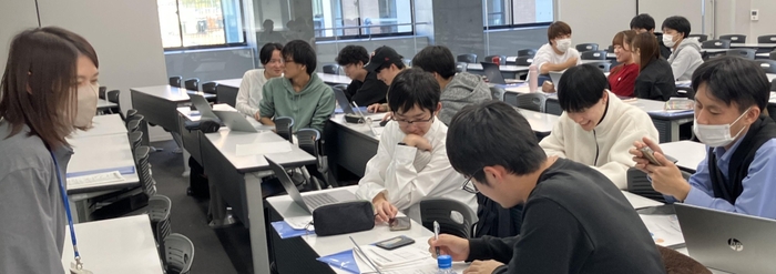 学生たちに助言する大野沙知子准教授