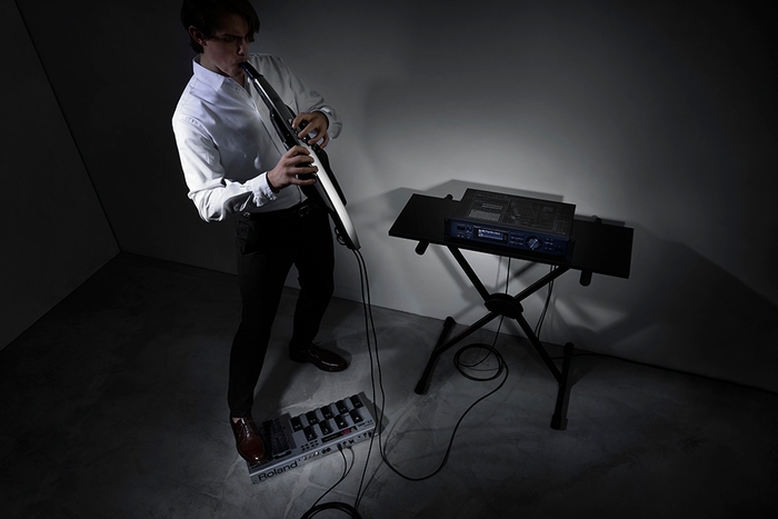 MIDI音源やMIDIフット・コントローラーを接続して演奏可能