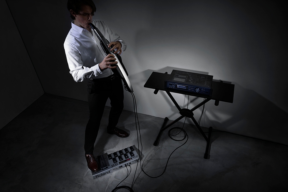 MIDI音源やMIDIフット・コントローラーを接続して演奏可能