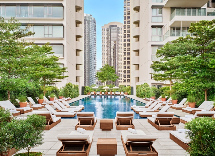 The Roof横 ルーフトップに位置する長さ43mのスイミングプール