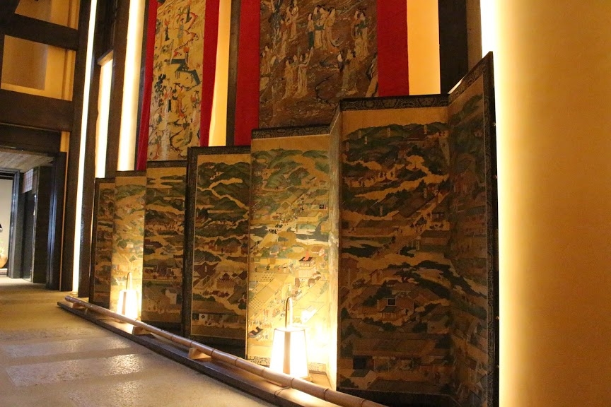 「紅地唐美人図」(画像奥左)、「金地唐美人図」(画像奥右)、「洛中洛外図屏風」(画像手前)