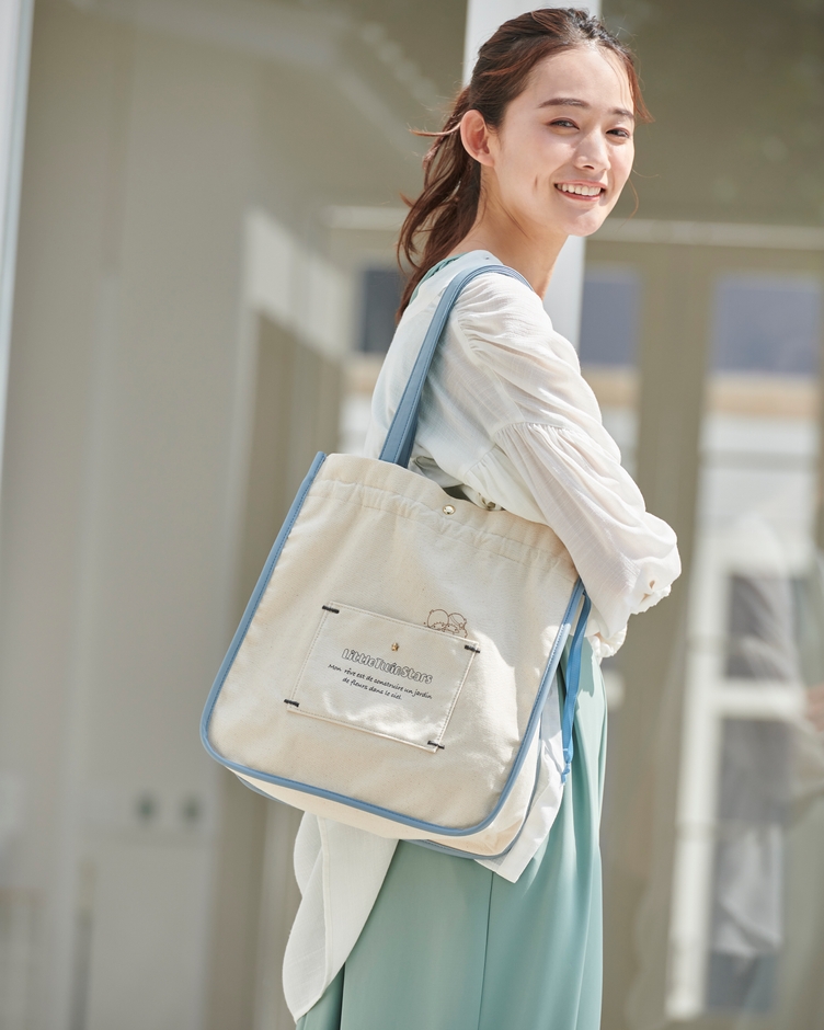 トートバッグ¥2,857（税込）キャンバス素材のA4が入るトート。サイドのグログランテープを引くと巾着のようになり、バッグの形が変化。