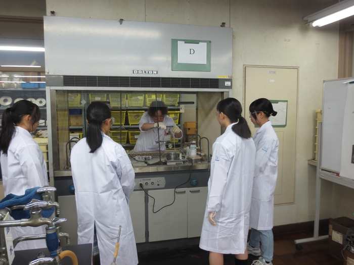 操作方法を優しく説明する名城生