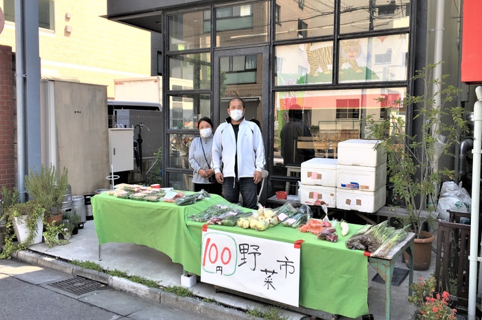 【朝市の様子】