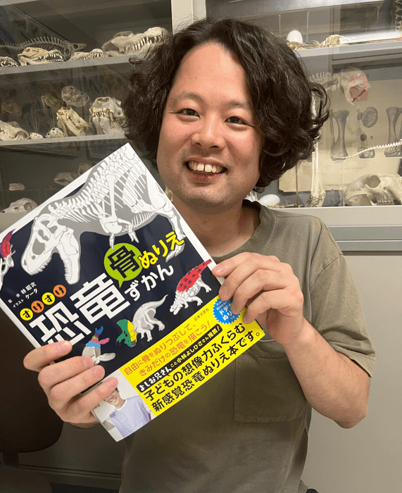 塗り絵図鑑を手に「親子で楽しめる内容です」と話す林准教授