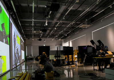 天井高約4ｍ×幅約20ｍの巨大スクリーンを設けた「HANGER-B」