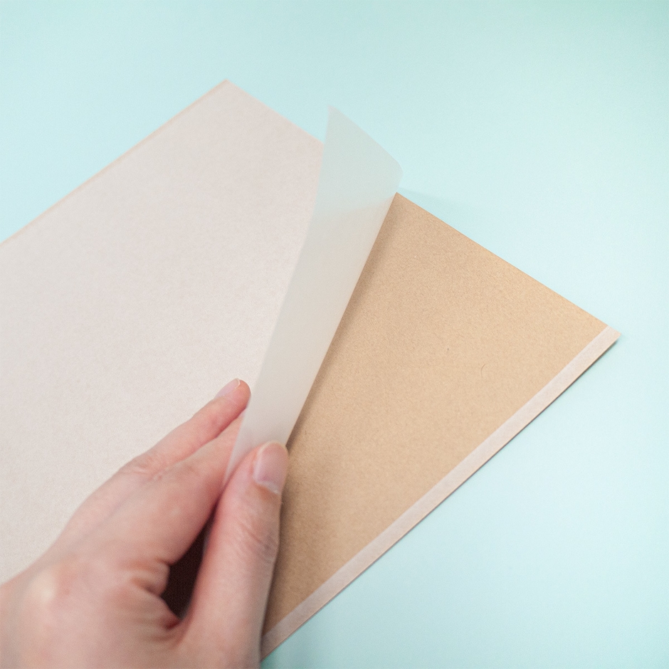 グラシン紙部分をめくった様子(クラフト面の内側は艶面)