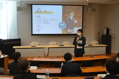 セミナーで学生と話す黒田人事部長