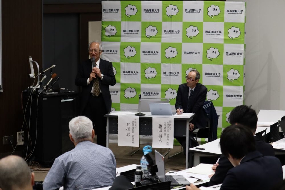 記者会見する石垣名誉館長(左)と藤田館長(右)