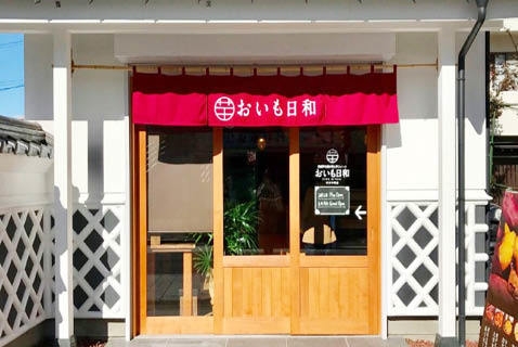 松本中町の景観にそった蔵造りの店舗