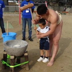 「もちつき大会」で、まわし姿の相撲部学生と幼稚園児が交流　日本の伝統「餅つき」の由来や正月についての理解を深める