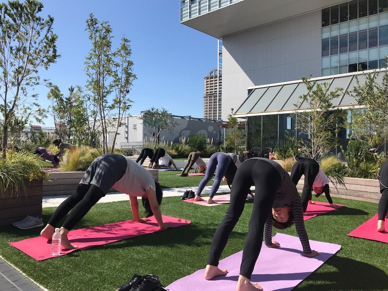 ハルカスの外ヨガ